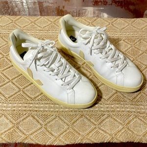 White and Cream Veja’s size 9